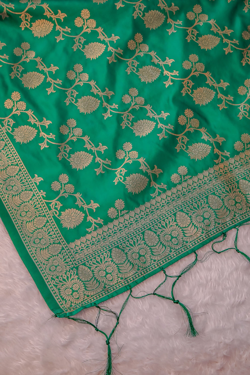 DEVANGI Fashion Women's Floral Silk Blend Patola Woven Dupatta
