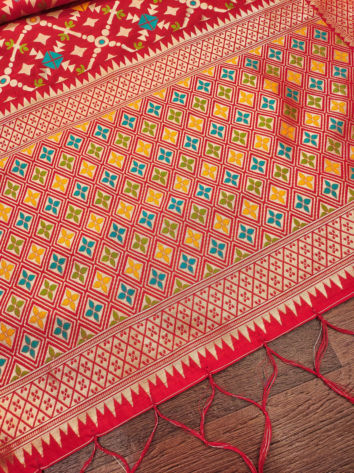 DEVANGI Fashion Women's Floral Silk Blend Patola Woven Dupatta